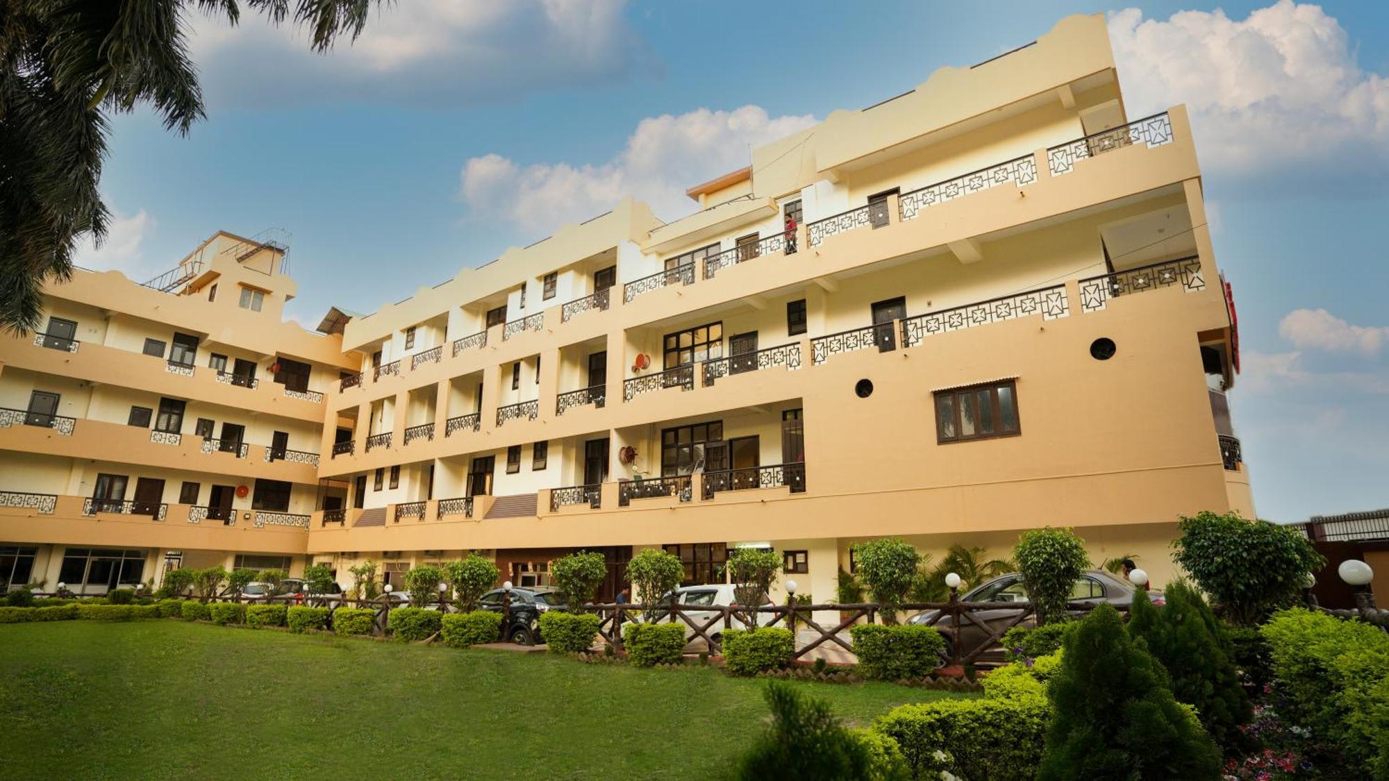 Hotel Neeraj Bhawan- Triveni Ghat Рішикеш Екстер'єр фото